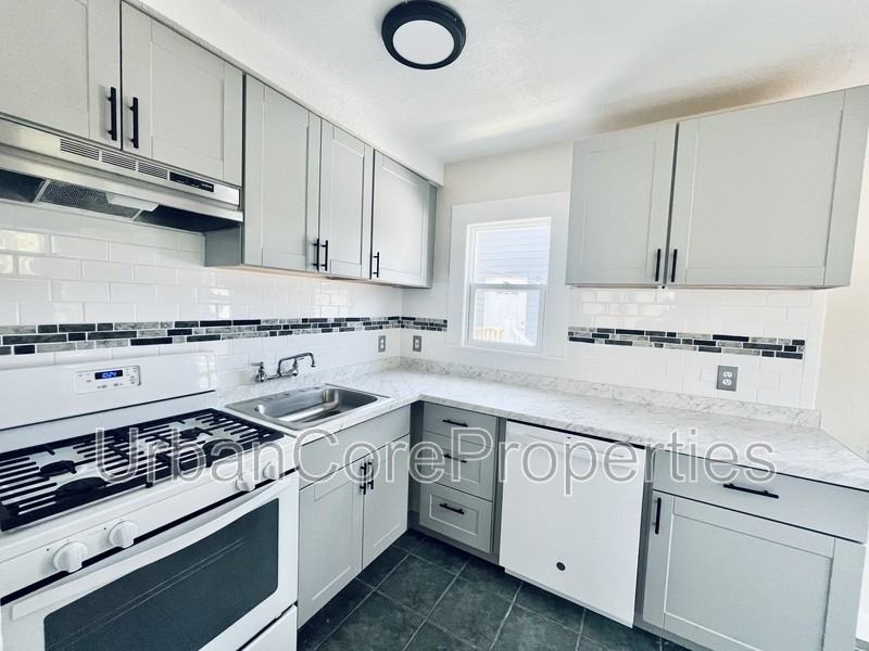 235 7th Ave N #A - Photo 3 of 9