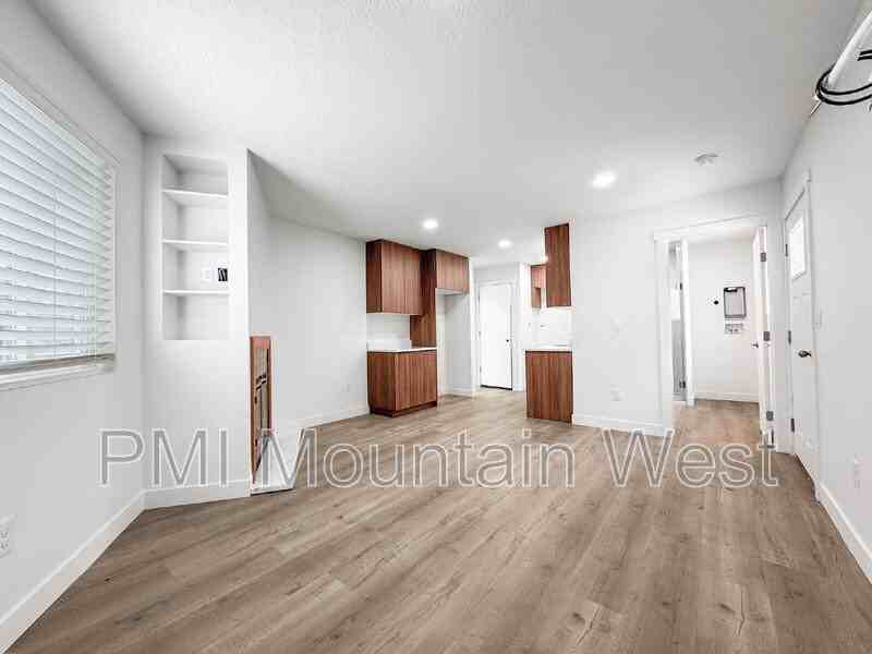 985 Horsley Cir #B - Photo 3 of 18