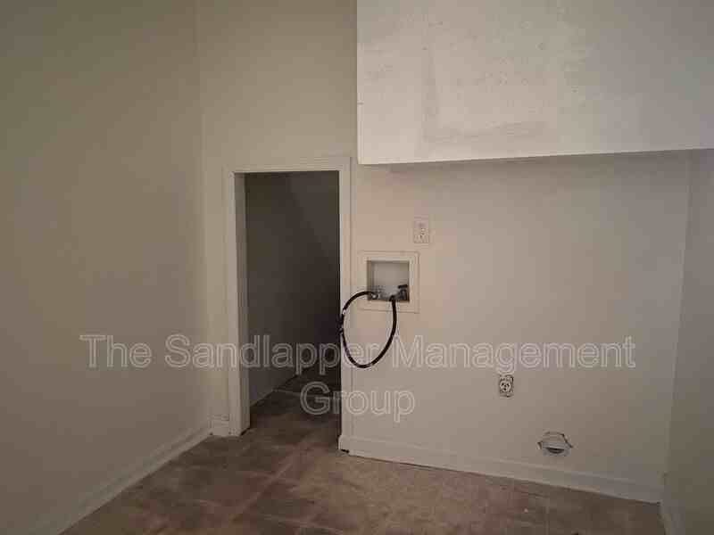 4736 Linfield Ln - Photo 5 of 9