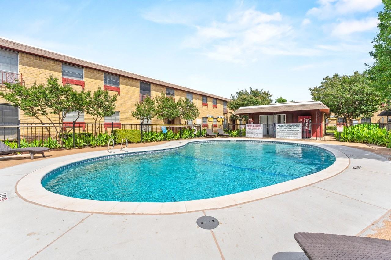 Car Mel Apartments - Photo 3 of 50