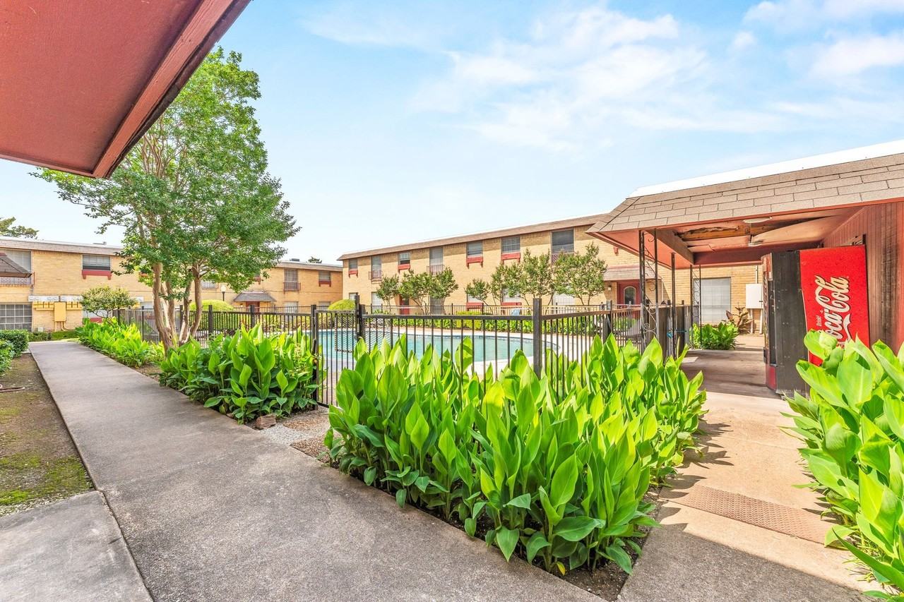 Car Mel Apartments - Photo 4 of 50