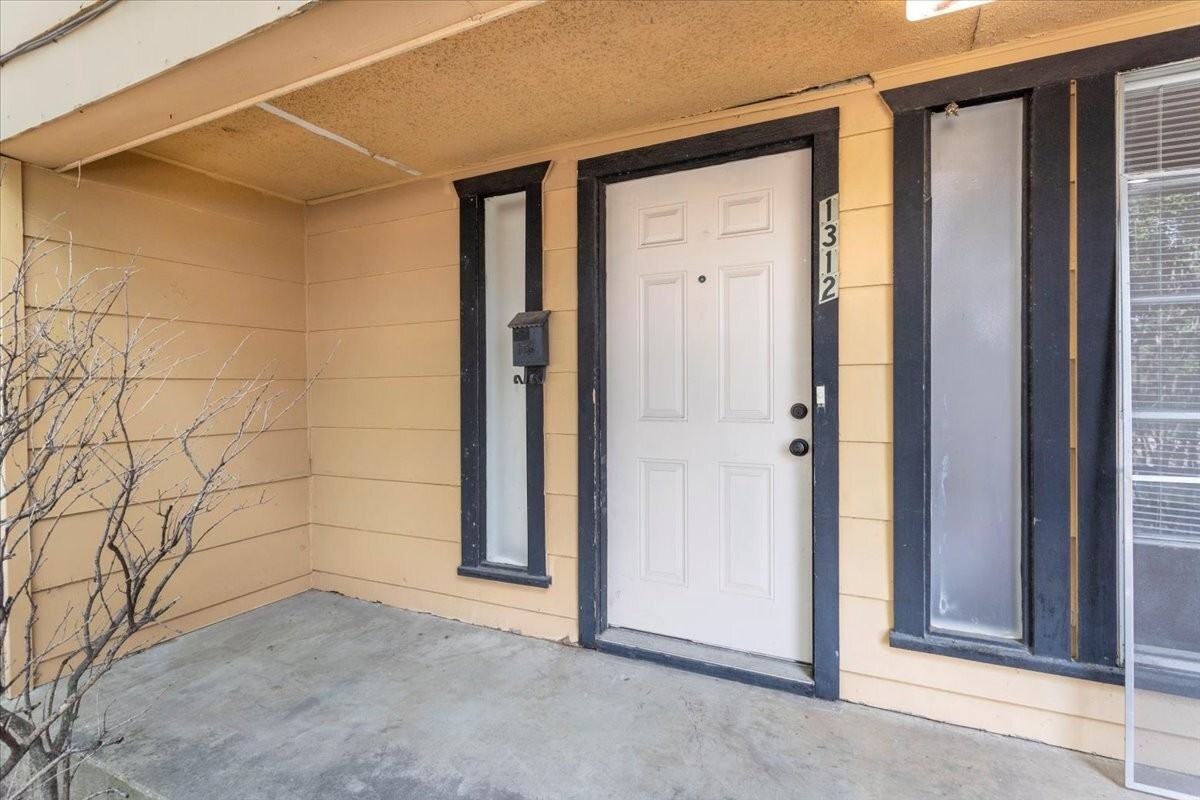 1312 N Travis Street - Photo 3 of 26