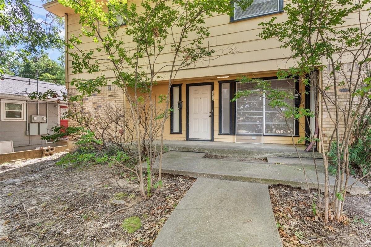 1312 N Travis Street - Photo 4 of 26