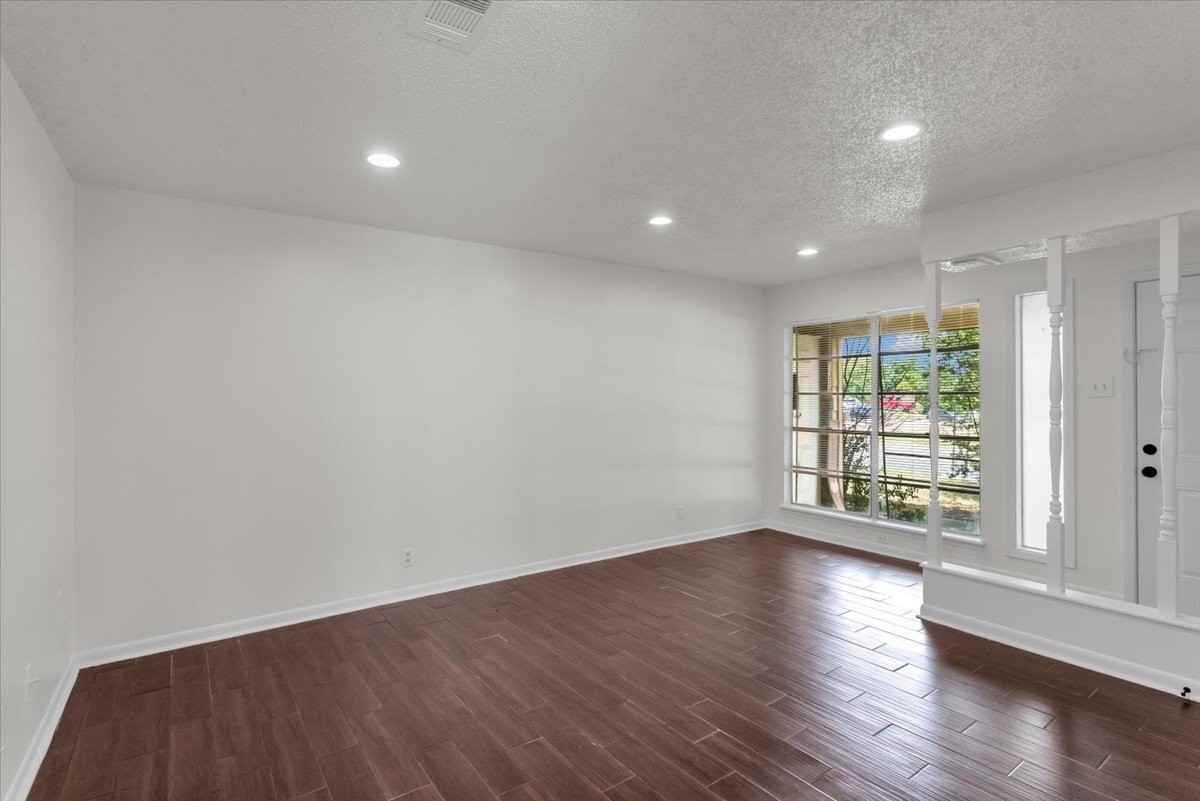 1312 N Travis Street - Photo 6 of 26