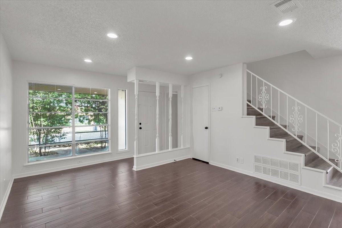 1312 N Travis Street - Photo 7 of 26