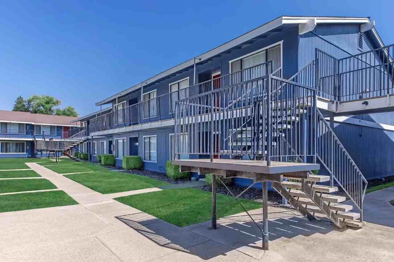 Lincoln Gardens - Photo 2 of 18