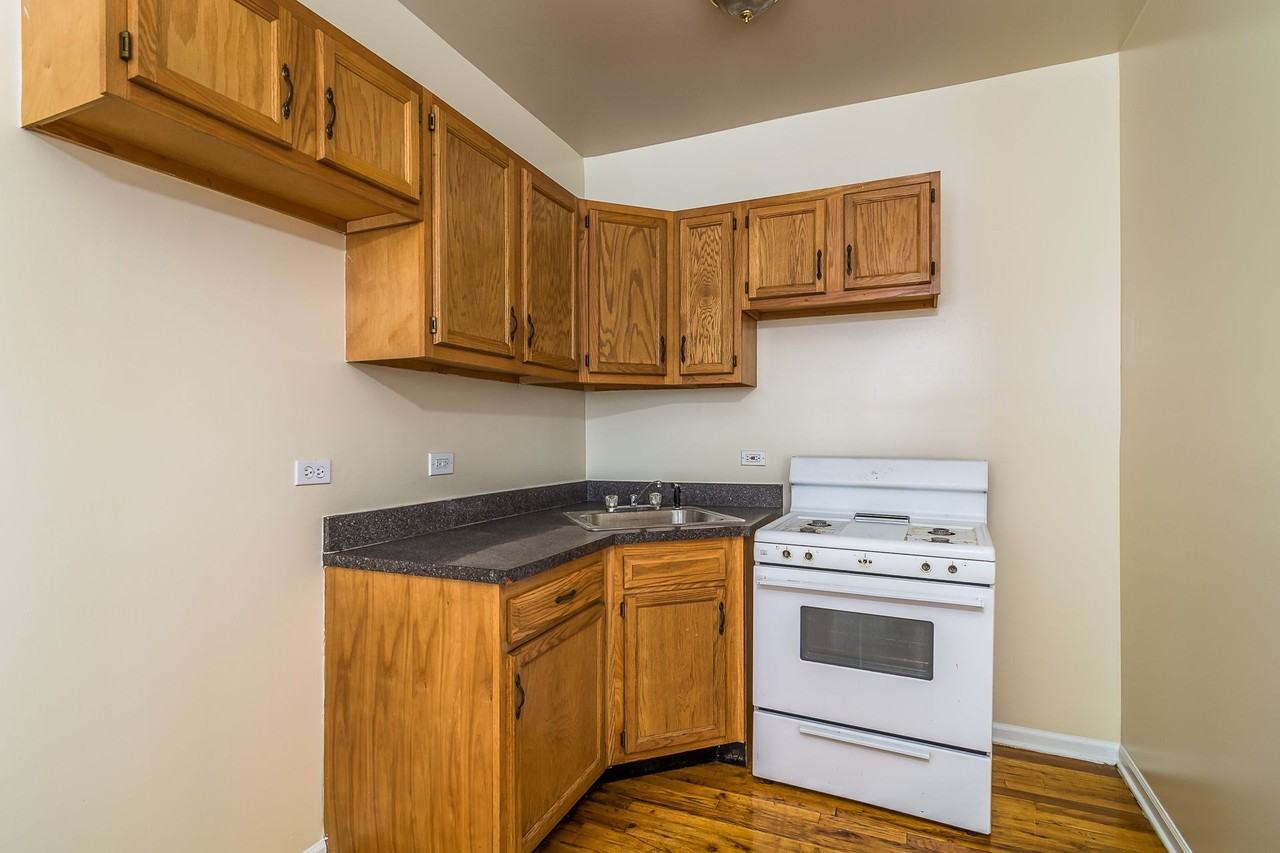 7502 S Kingston Ave - Photo 2 of 4