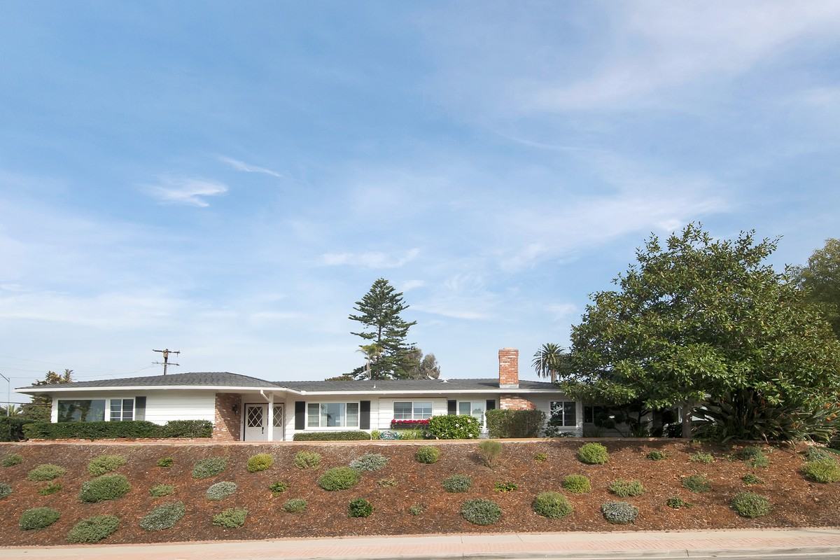 1375 Muirlands Vista Way - Photo 2 of 33