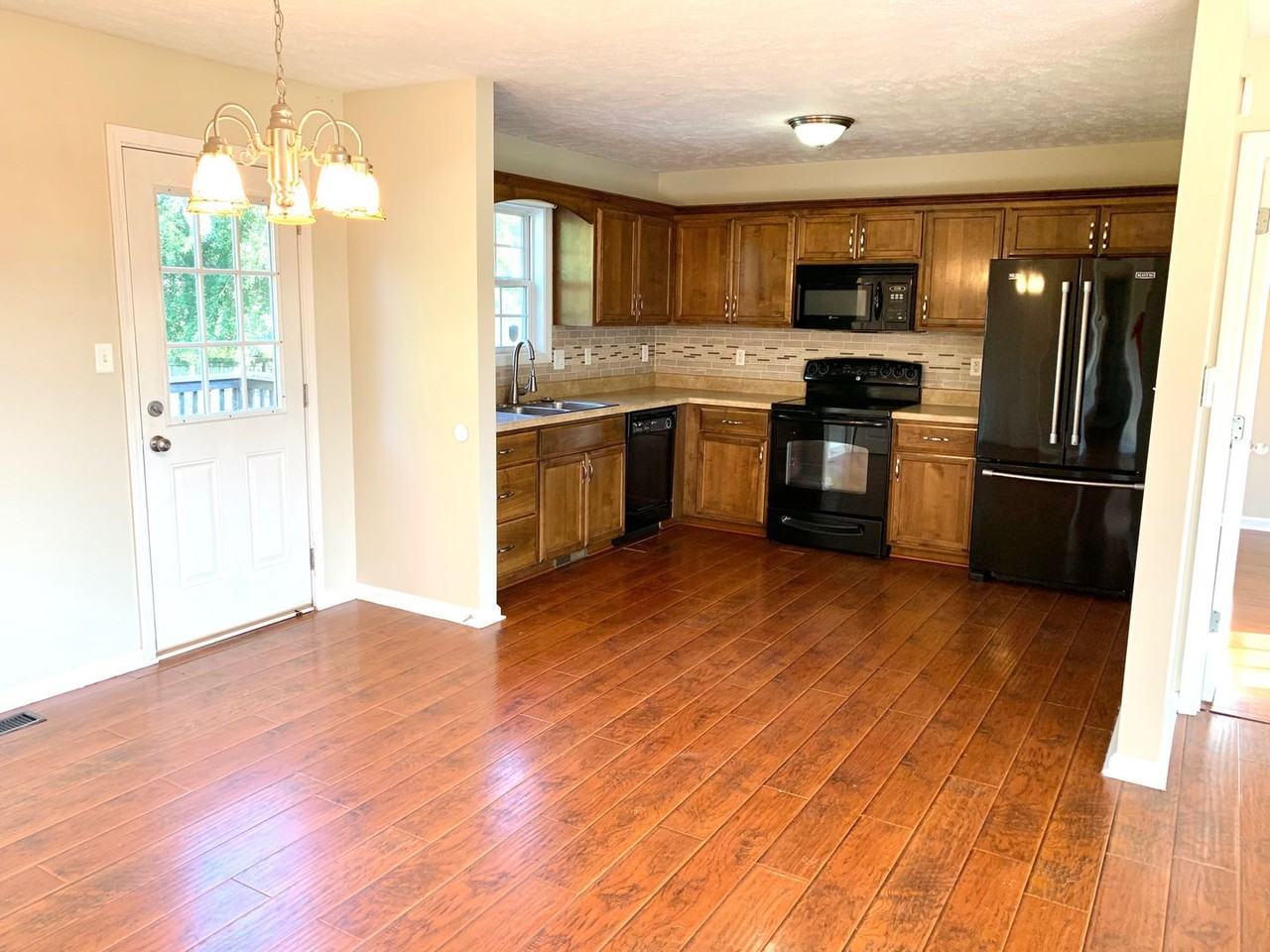 3425 Foxrun Ln - Photo 4 of 21