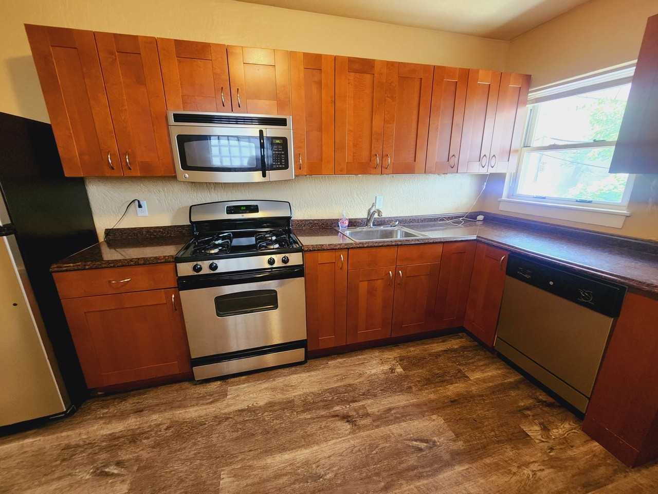 142 44th St - Photo 3 of 23