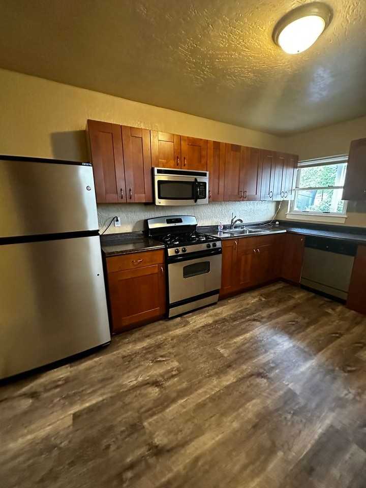 142 44th St - Photo 4 of 23