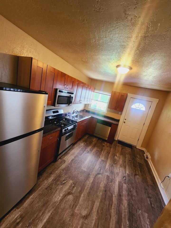 142 44th St - Photo 6 of 23