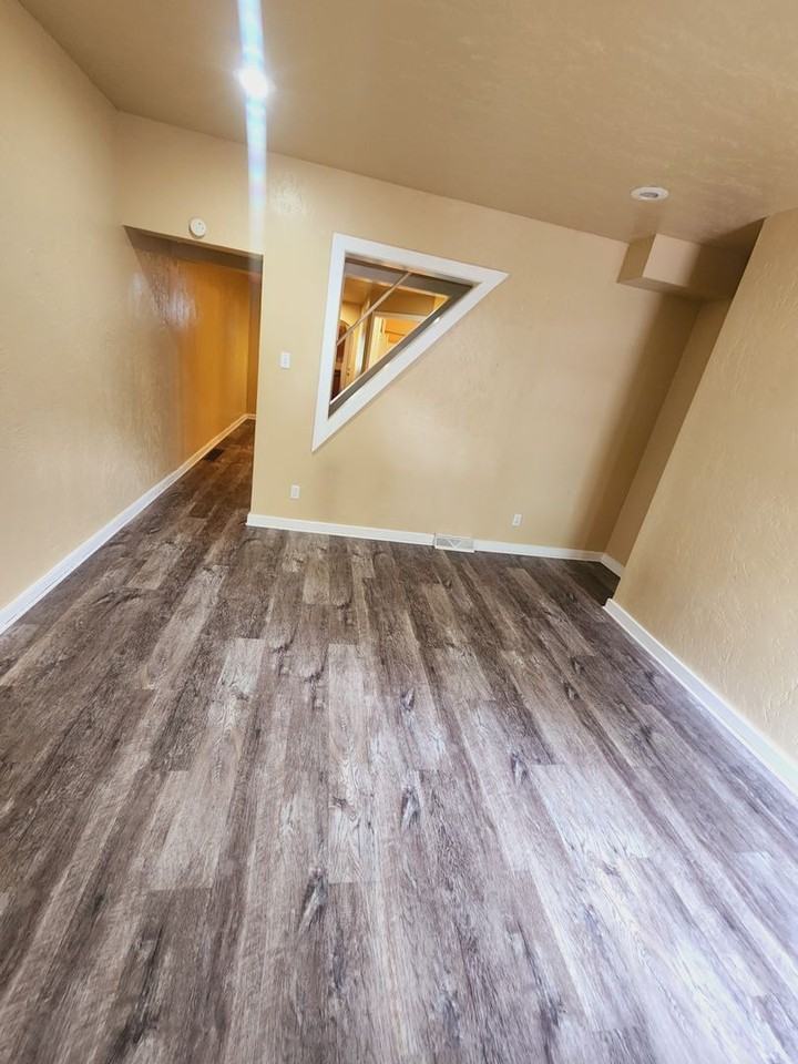 142 44th St - Photo 7 of 23