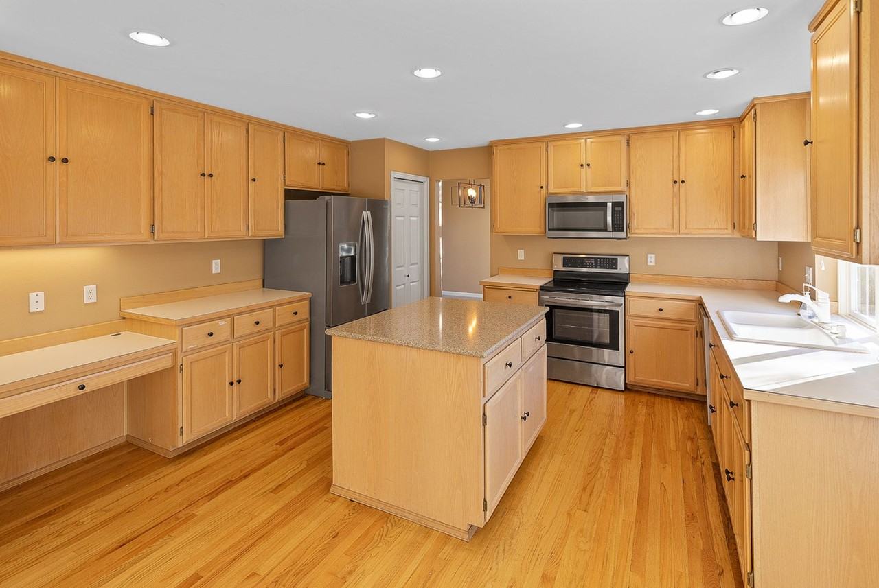 545 Se 8th St - Photo 3 of 23