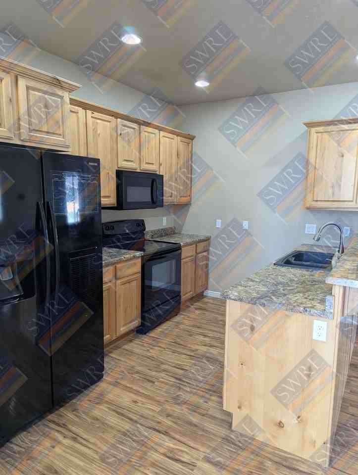 3913 Goshawk Dr - Photo 4 of 15