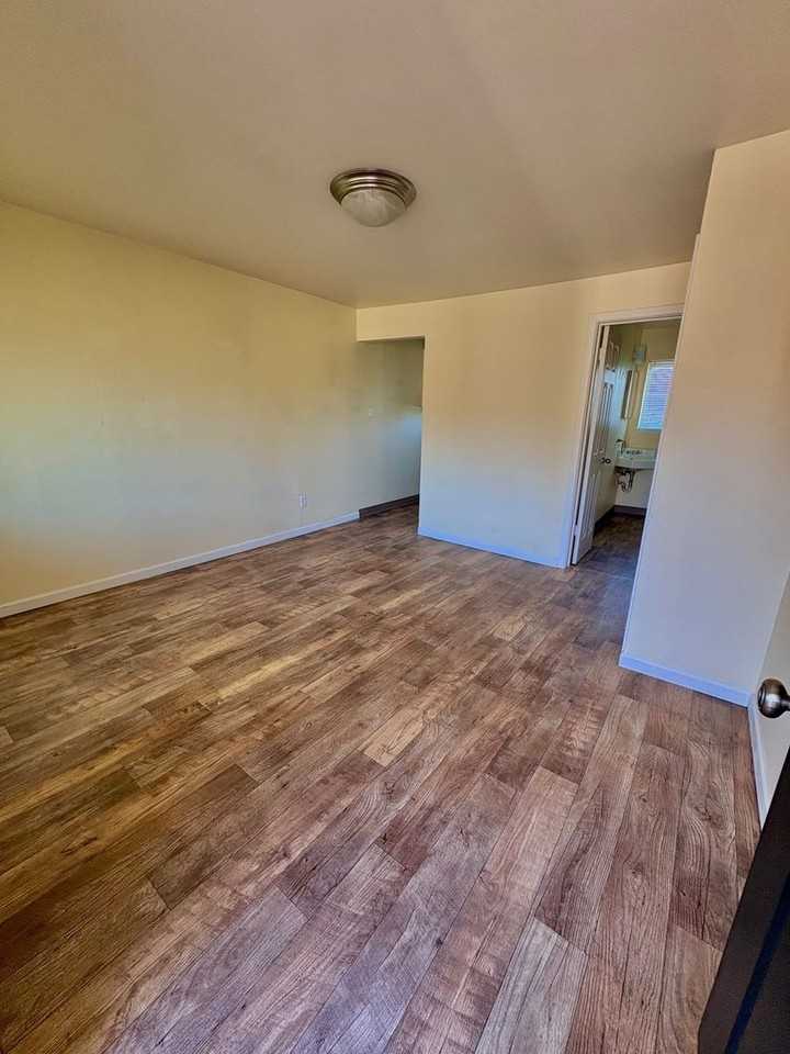 516 SE 52nd Ave - Photo 3 of 10