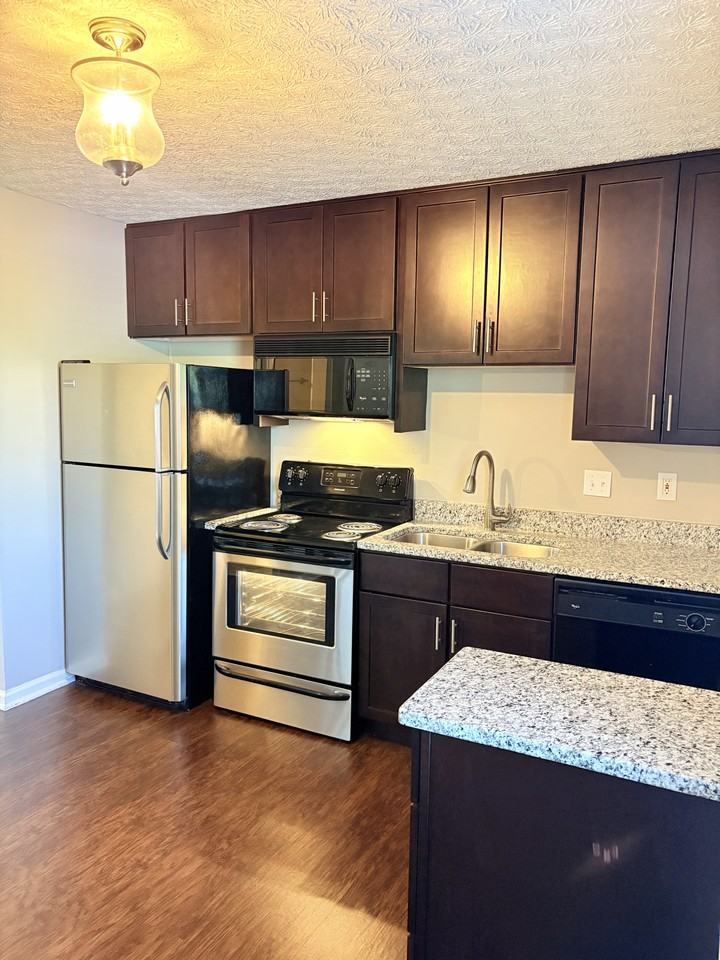 3910 Banyan Ct #B - Photo 3 of 9