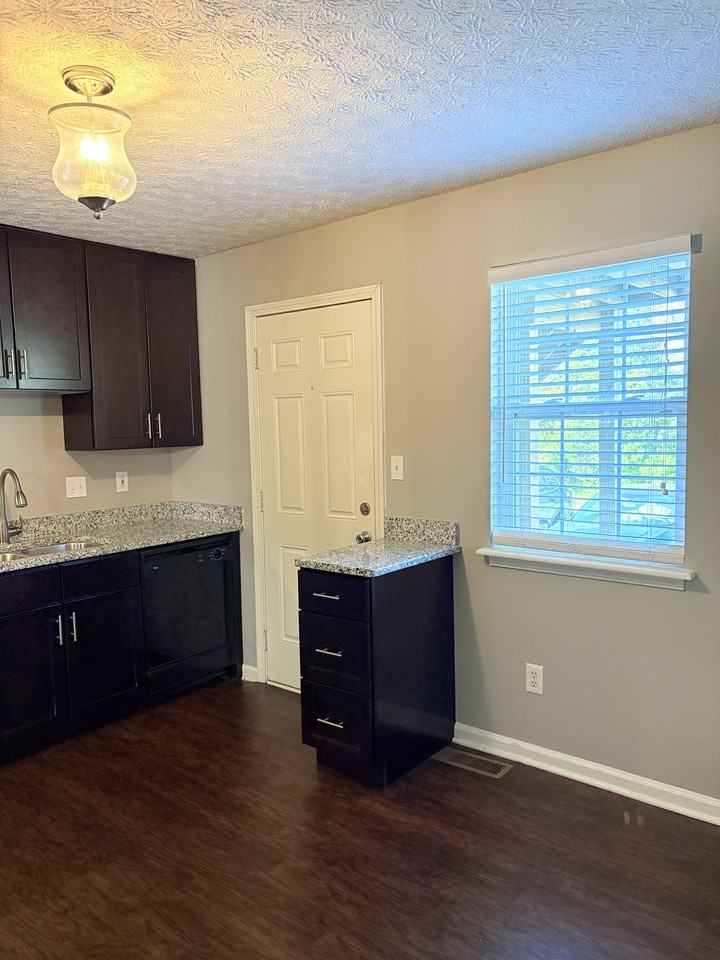 3910 Banyan Ct #B - Photo 4 of 9