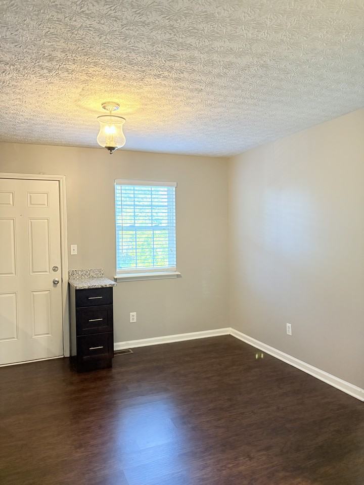 3910 Banyan Ct #B - Photo 5 of 9