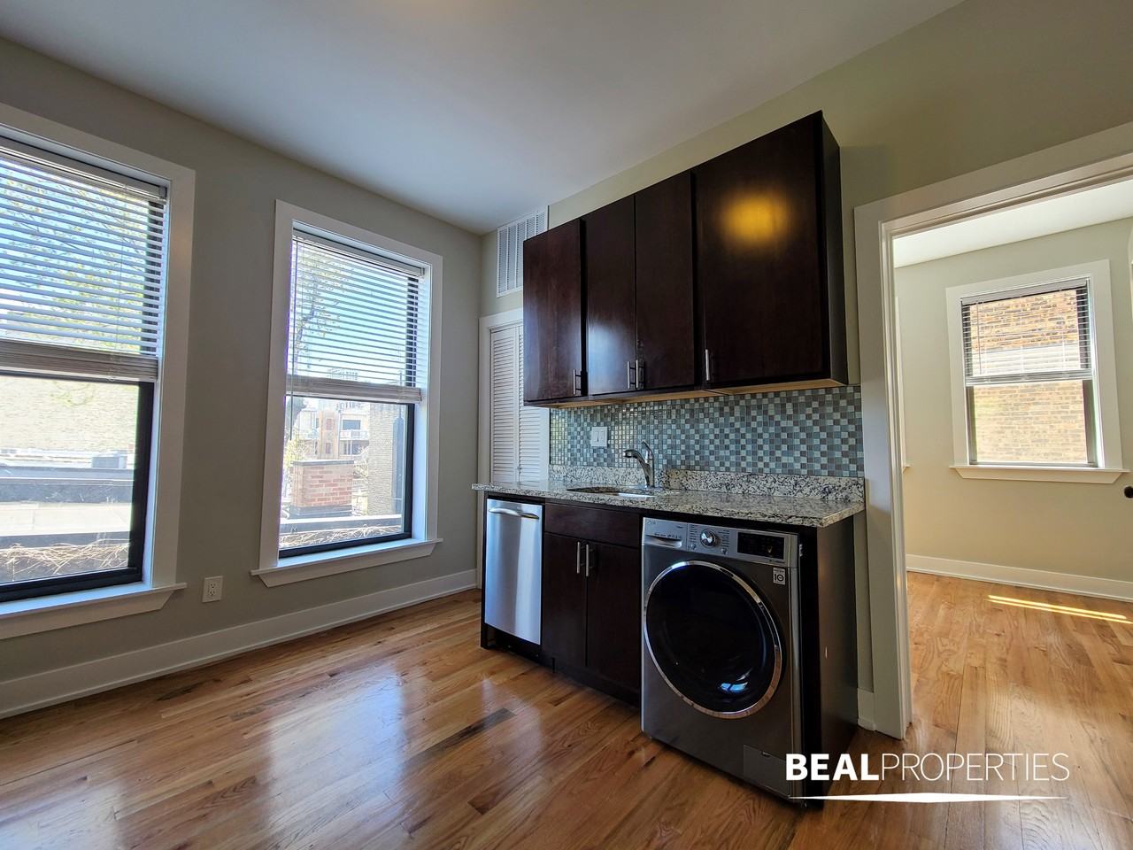 635 W Oakdale Ave #3-3 - Photo 6 of 12