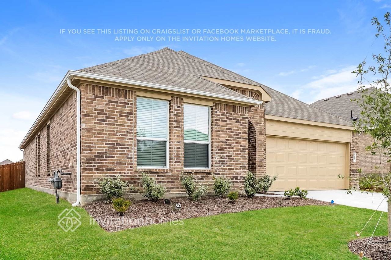 305 Sedalia Trl - Photo 3 of 17