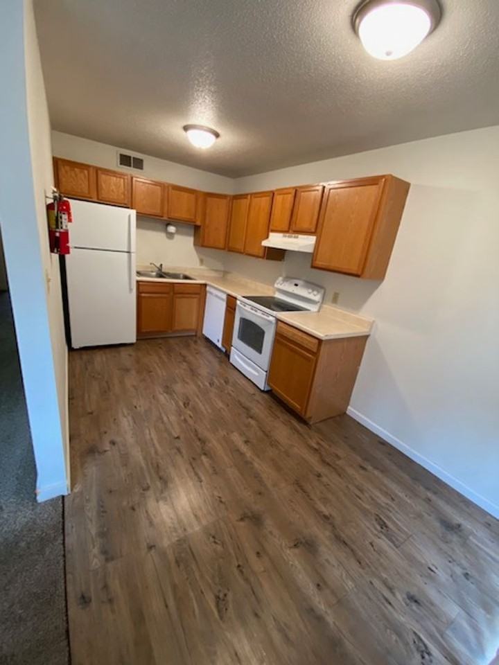 Evergreen Apartments - Photo 7 of 11