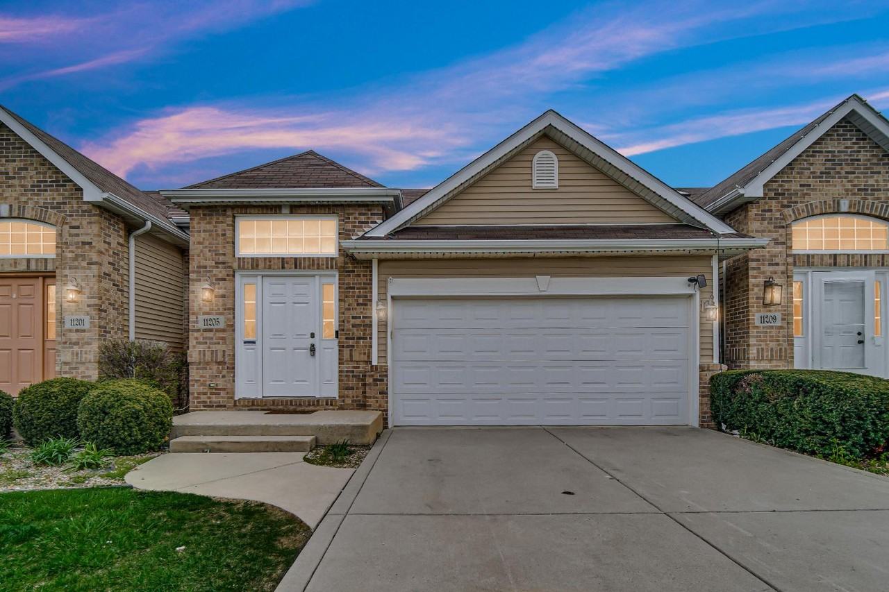 11205 Pike Pl - Photo 2 of 20