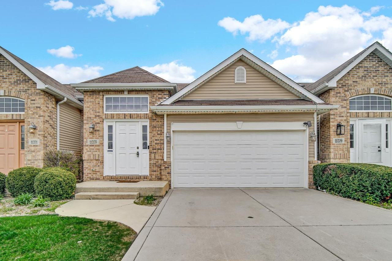 11205 Pike Pl - Photo 3 of 20