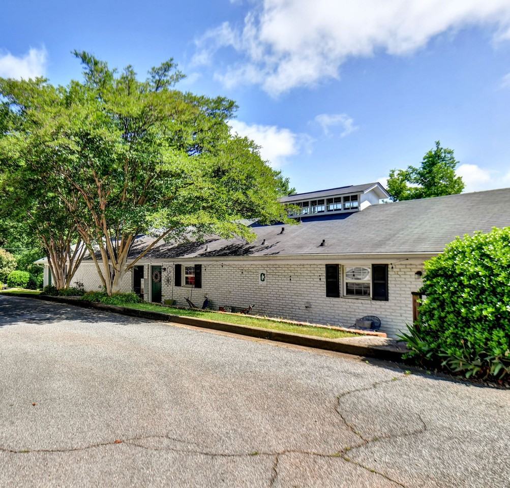 SeVille Apt. - Photo 2 of 11