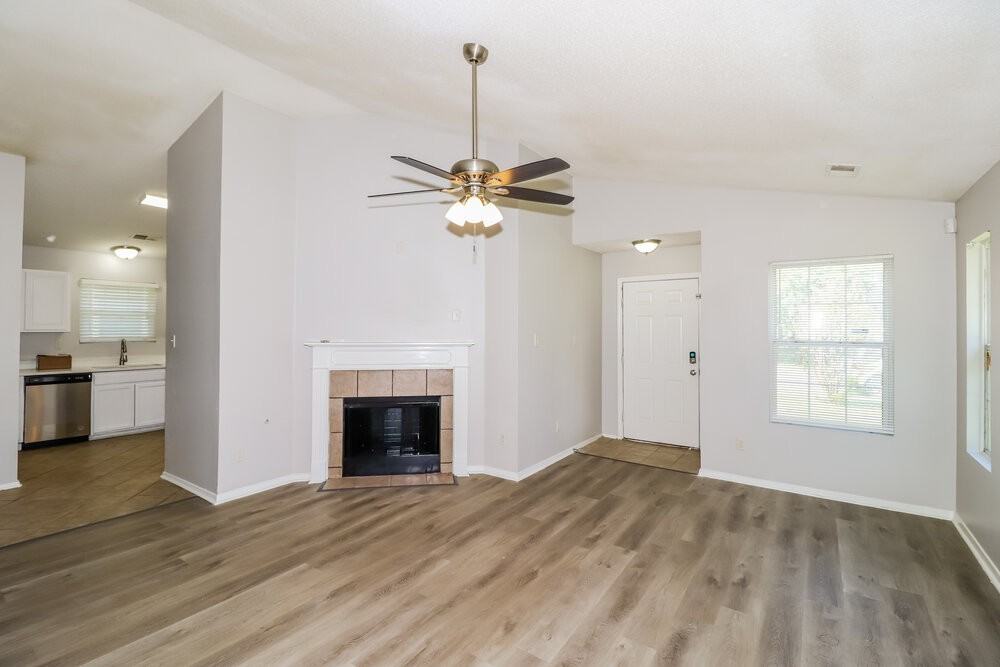 4680 Waterfront Oak Dr - Photo 4 of 16