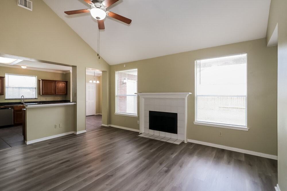 20407 Avery Point Dr - Photo 4 of 17