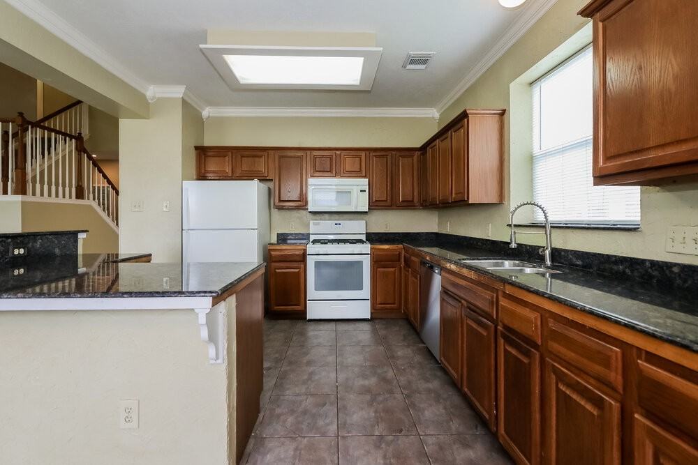 20407 Avery Point Dr - Photo 6 of 17