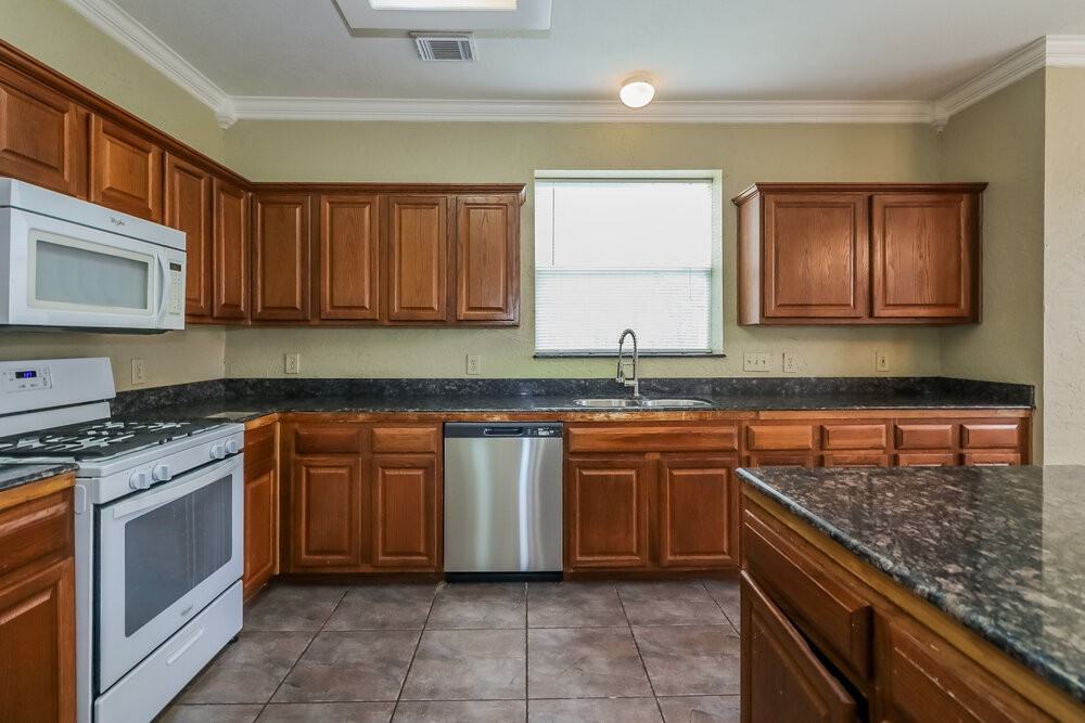 20407 Avery Point Dr - Photo 7 of 17