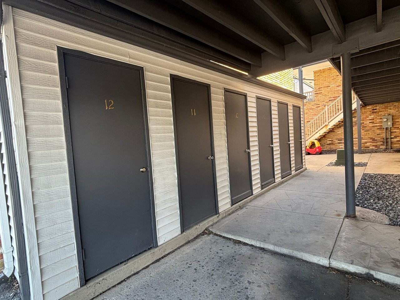 1165 Edgewood (12 Plex Cambridge Apartments) - Photo 4 of 22