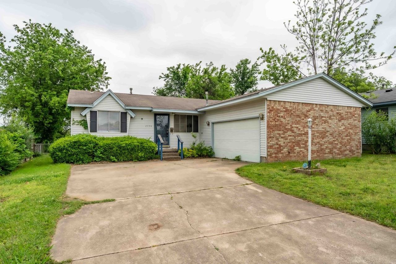 2556 E 48th St N - Photo 2 of 17