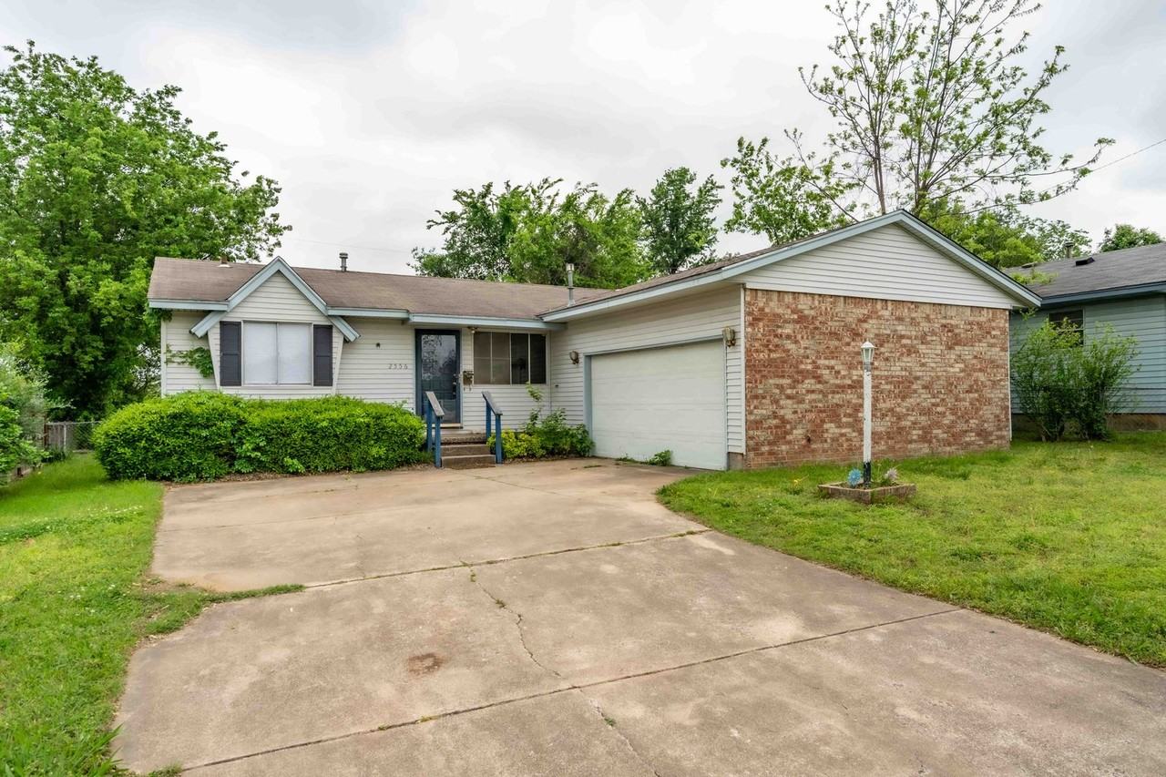 2556 E 48th St N - Photo 3 of 17