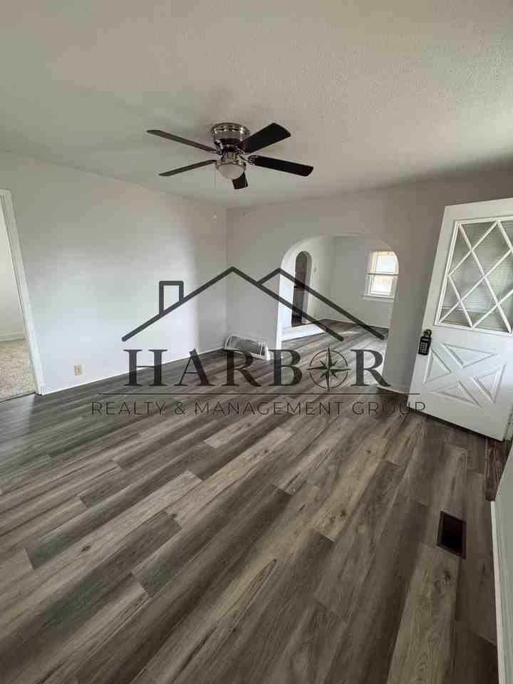 615 Walnut St - Photo 3 of 10