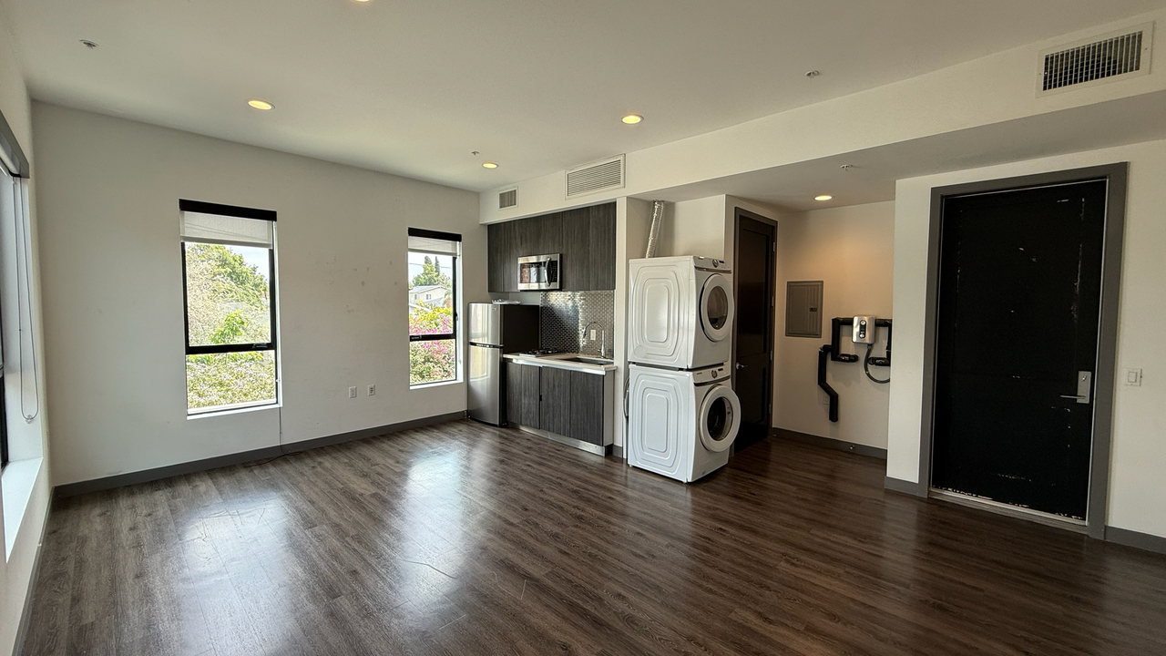 Come home to Modern Townhouse in Culver City! - Photo 5 of 9