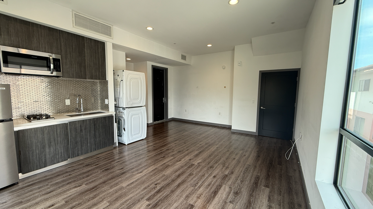 Come home to Modern Townhouse in Culver City! - Photo 4 of 9
