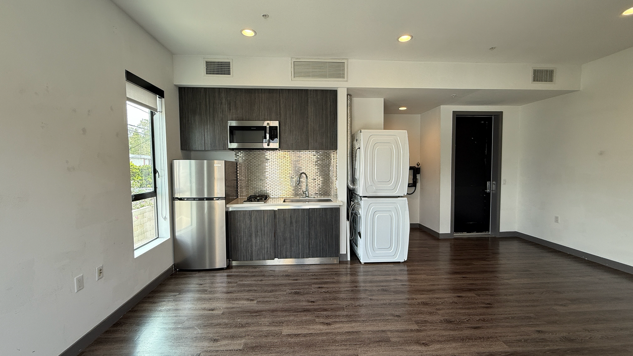 Come home to Modern Townhouse in Culver City! - Photo 3 of 9