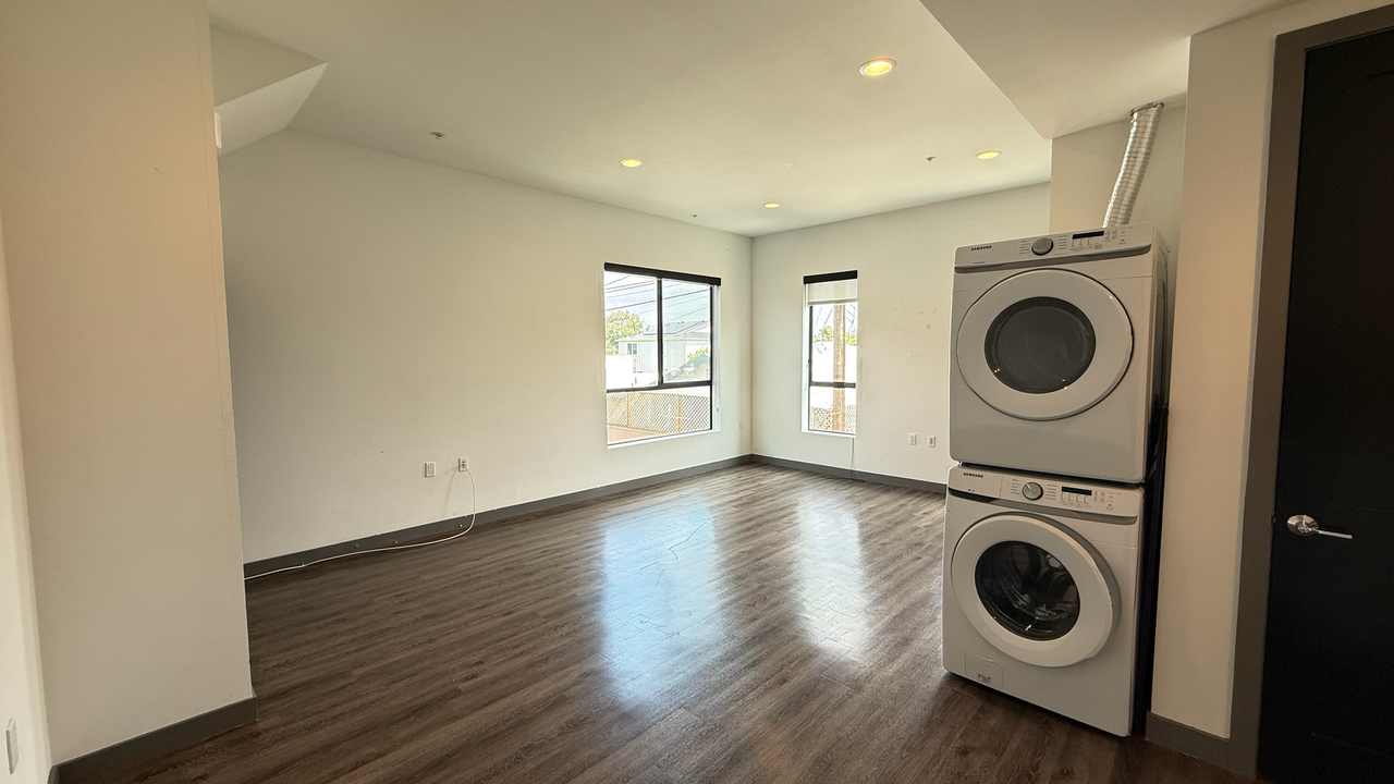 Come home to Modern Townhouse in Culver City! - Photo 7 of 9