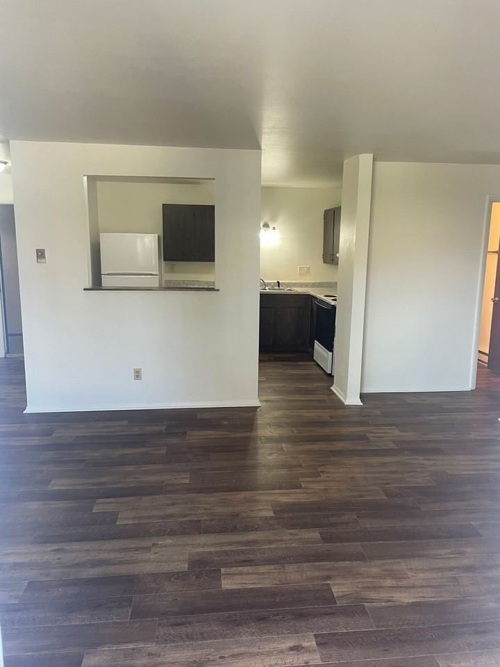Large 2 bedroom 1 bath with balcony and garage - Photo 6 of 20