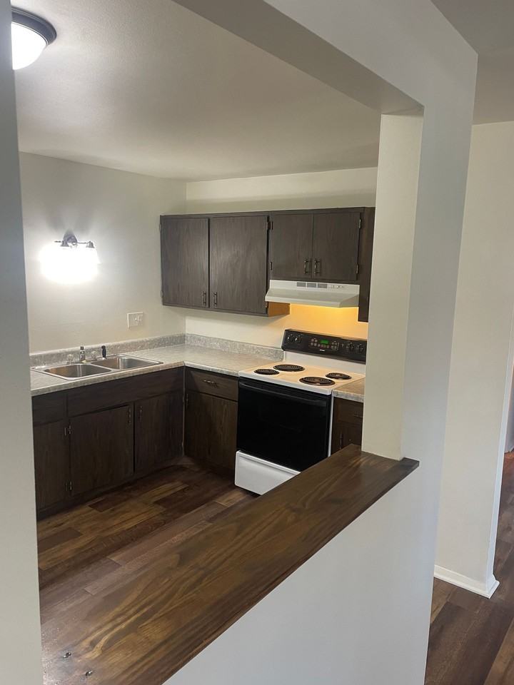 Large 2 bedroom 1 bath with balcony and garage - Photo 7 of 20