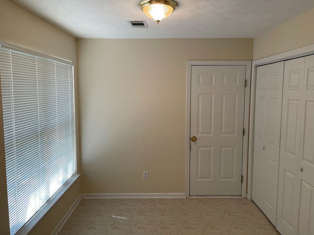 2500 Hillvale Cir - Photo 6 of 19