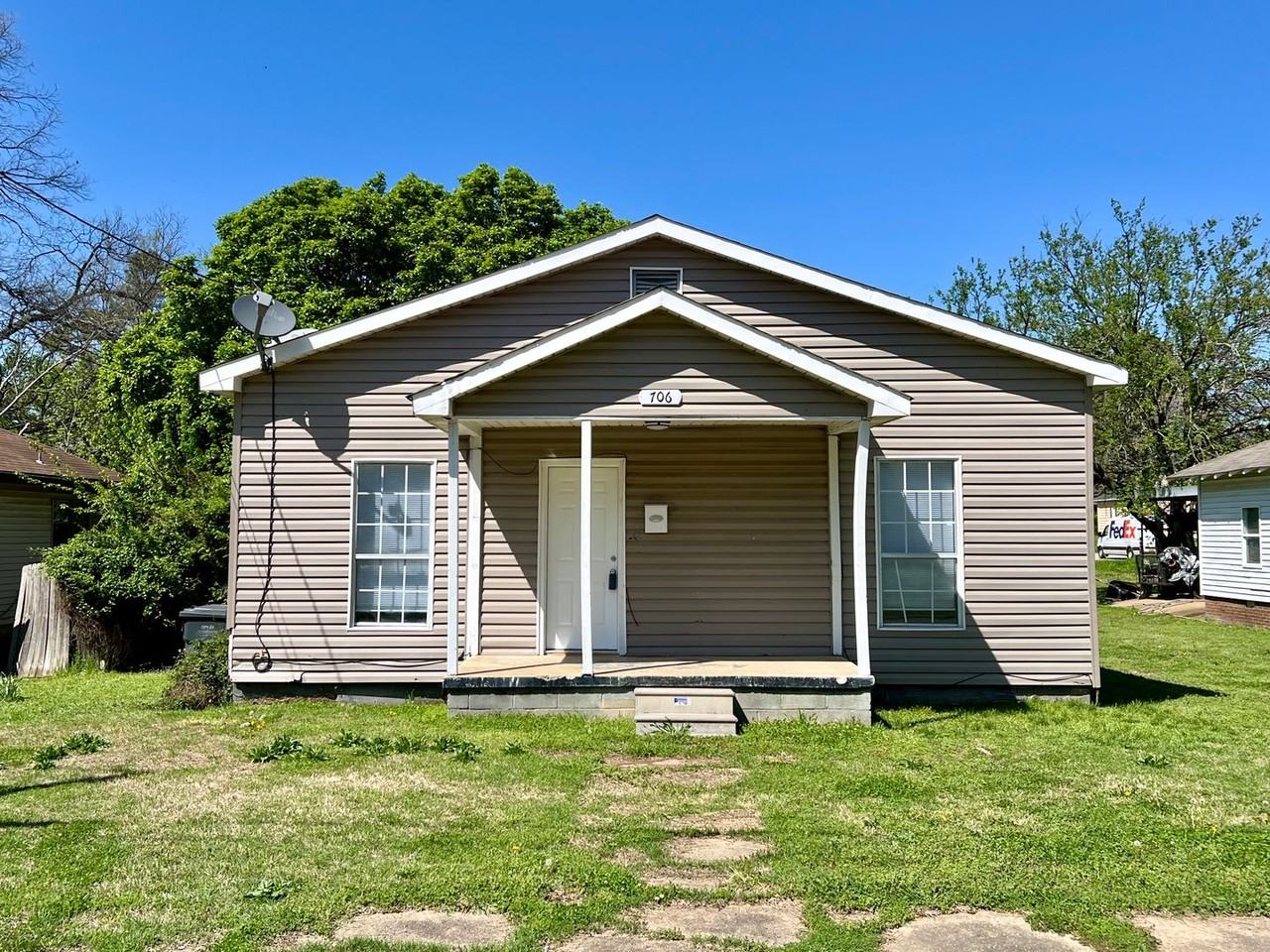 706 Warner Ave
