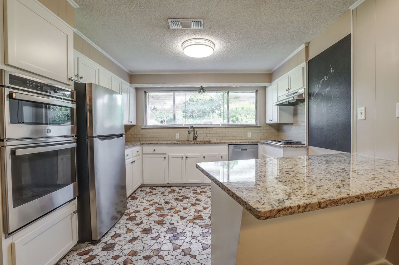 809 Redwater Rd - Photo 2 of 14