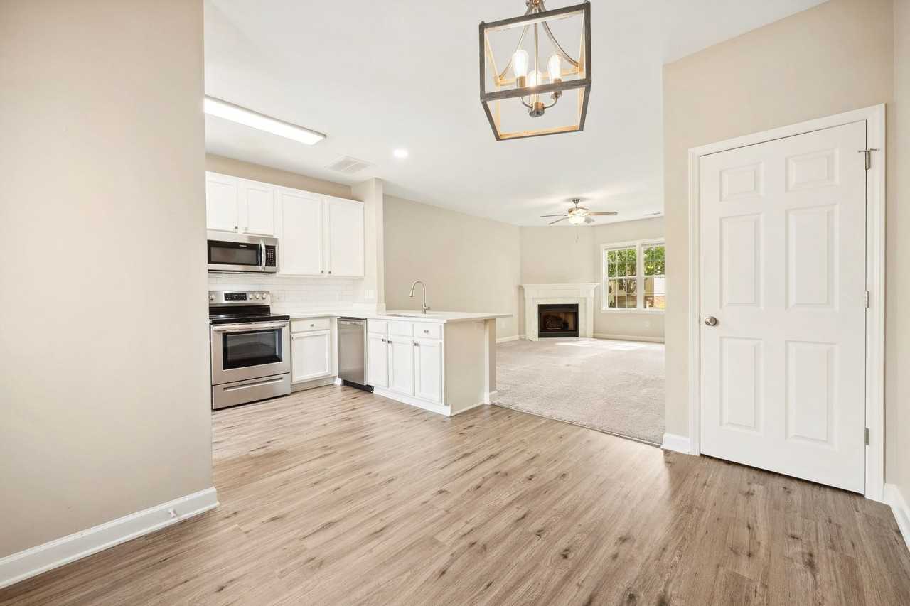 319 Commons Dr - Photo 4 of 18