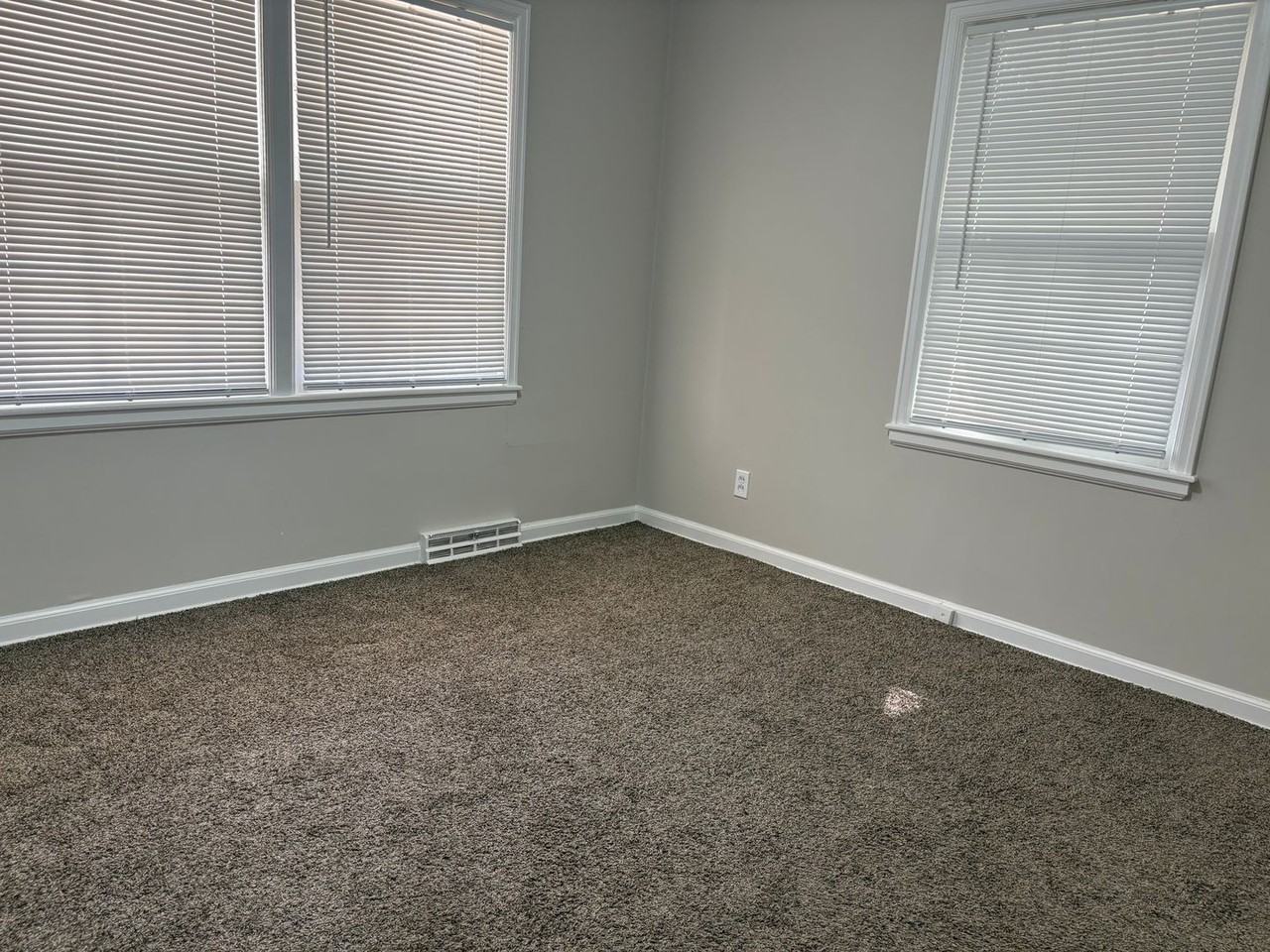 1053 N Terrace Dr - Photo 2 of 10