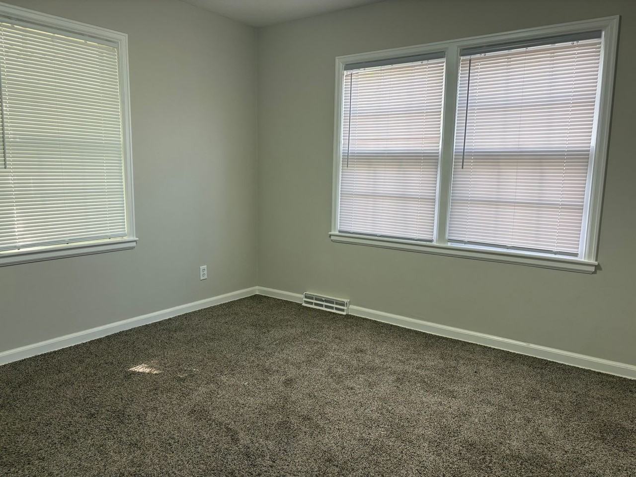 1053 N Terrace Dr - Photo 3 of 10