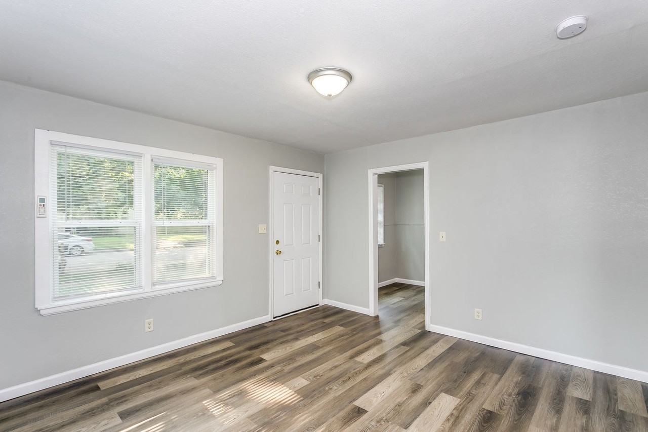 847 S Pershing St - Photo 6 of 10